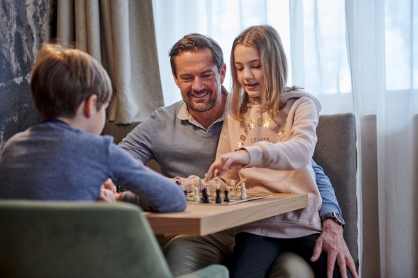 Familie spielt Schach