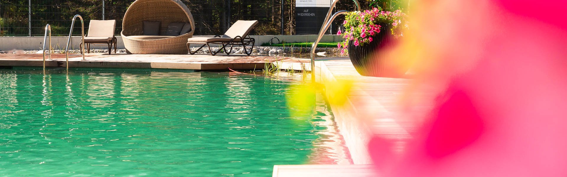 Schwimmteich Zugspitz Resort Blumen im Vodergrund