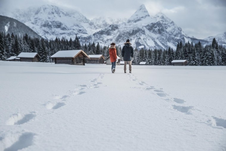 Paar spaziert im Schnee