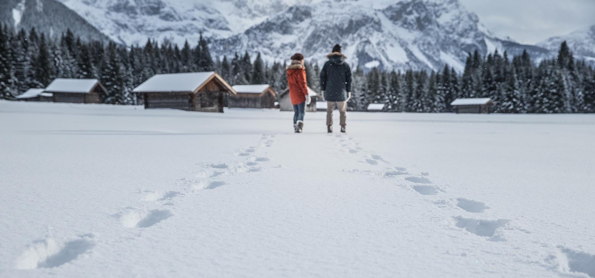 Paar spaziert im Schnee