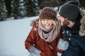 Verliebt in den Winter Paar im Schnee