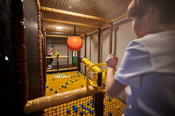 Kind spiel in der Softplay-Anlage