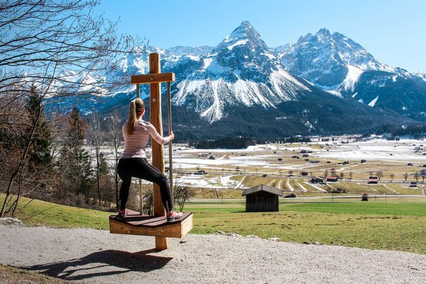 Frau macht Sportübungen auf einem Sportgerät im Freien