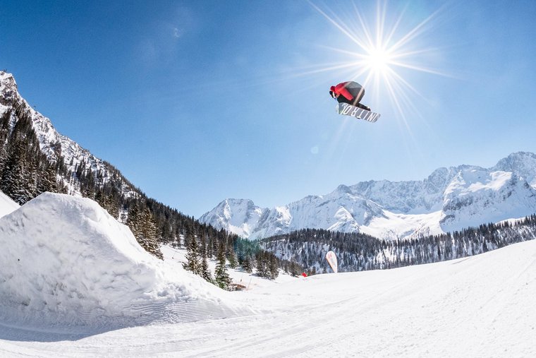 Skifahrer im Snowpark