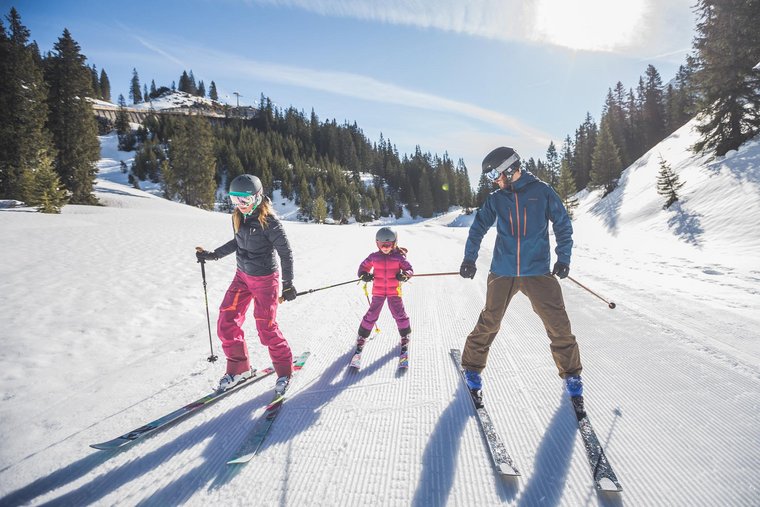 Familie beim Skifahren