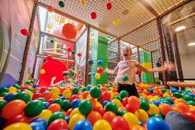 Spielendes Kind um Bällebad Bällebad in der Softplayanlage