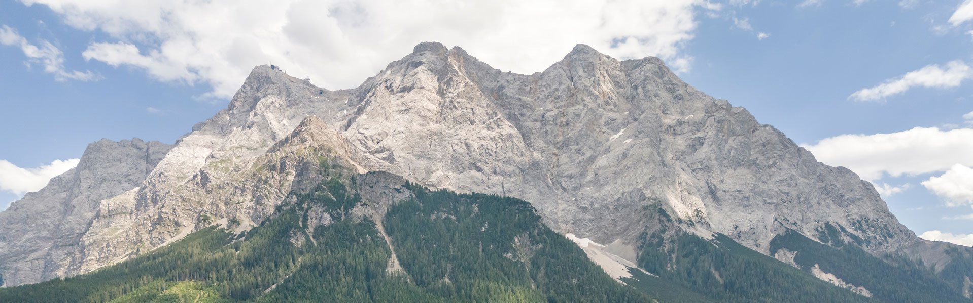 Zugspitze Zugpsitz Resort Außenansicht im Sommer