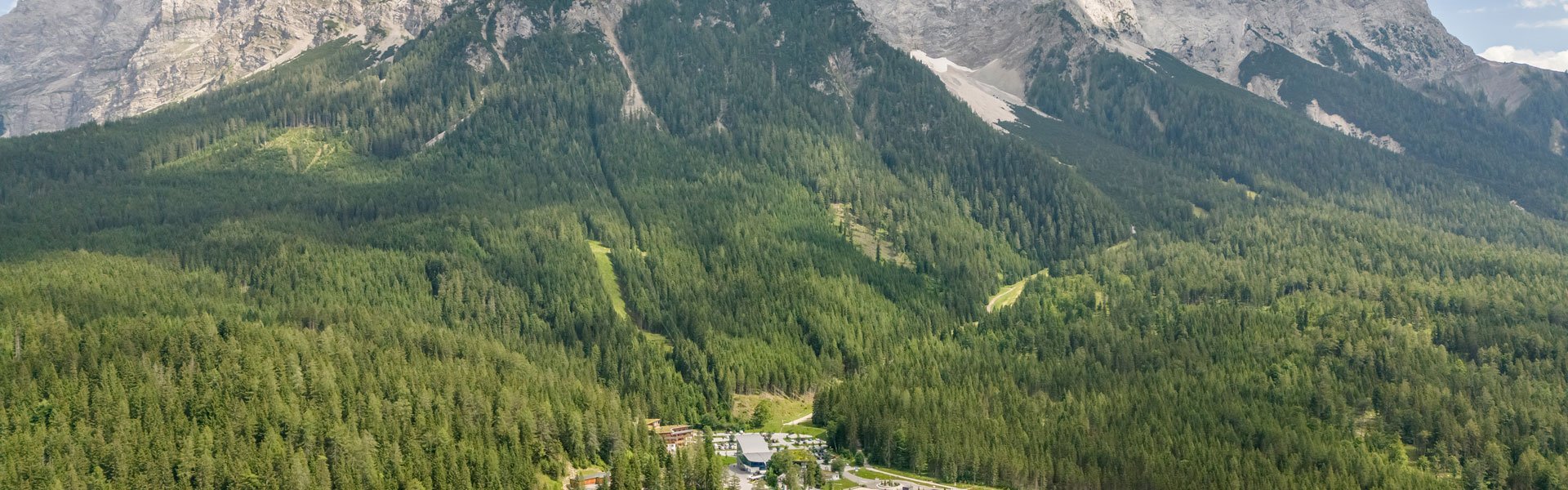 Zugpsitz Resort Außenansicht im Sommer