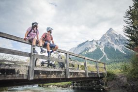 Mountainbiker machen Rast auf Brücke Mountainbiker machen Rast auf Brücke