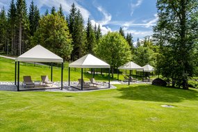 Gartenpavillons mit Sonnenliegen im Zugspitz Resort