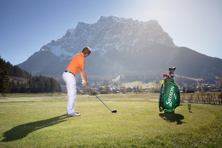 Golfer vor Zugspitzpanorama