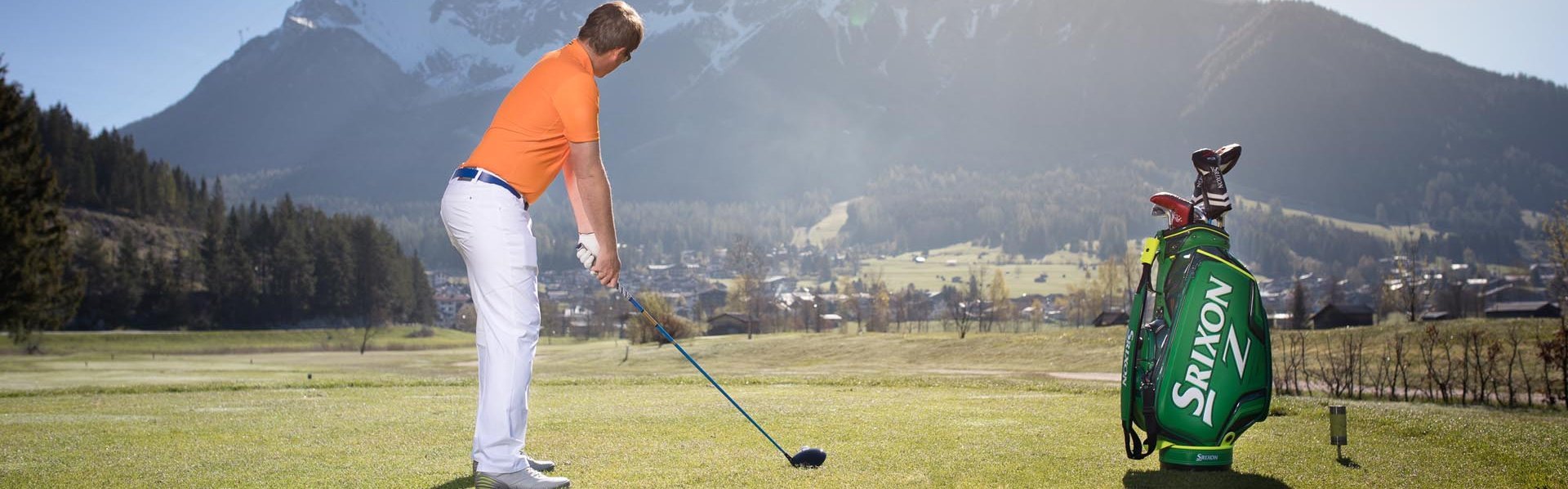 Golfer vor Zugspitzpanorama