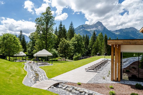 Gartenanlage mit Blick auf die Berge