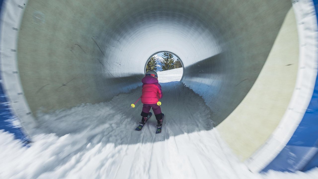 Spaß für Kinder auf der Piste Kind fährt Ski