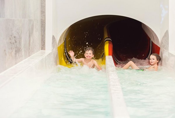 Kinder in der Wasserrutsche