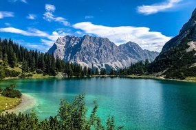 Der türkise Seebensee vor der Zugspitze