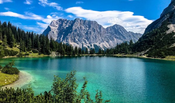 Der türkise Seebensee vor der Zugspitze