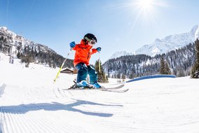 Kind beim Skifahren