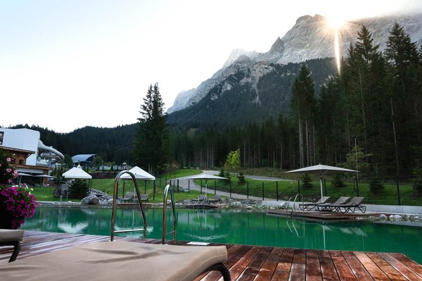 Zuhgspitz Resort Schwimmteich mit Sonnenuntergang