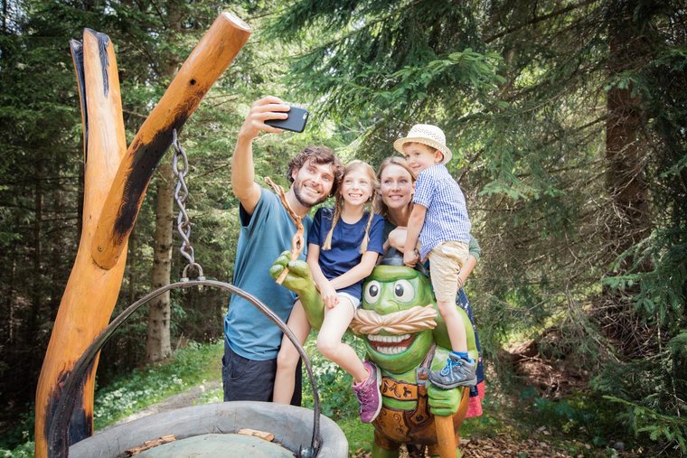 Familie beim Wandern macht ein Selfie