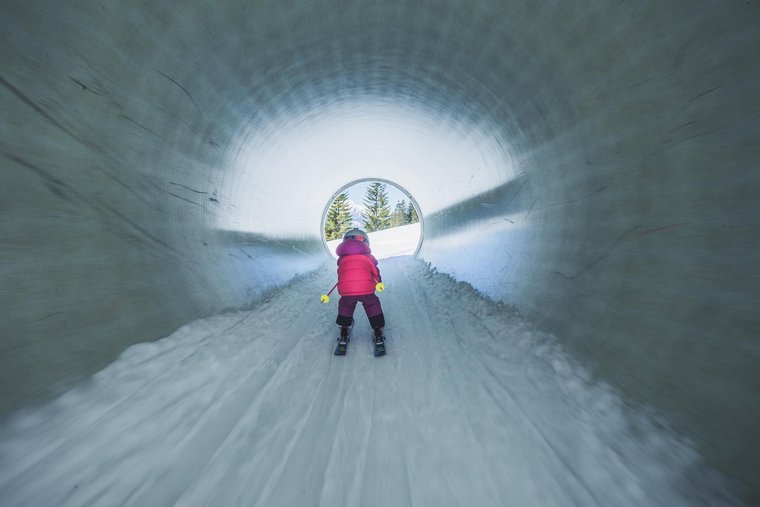 Familie beim Skifahren