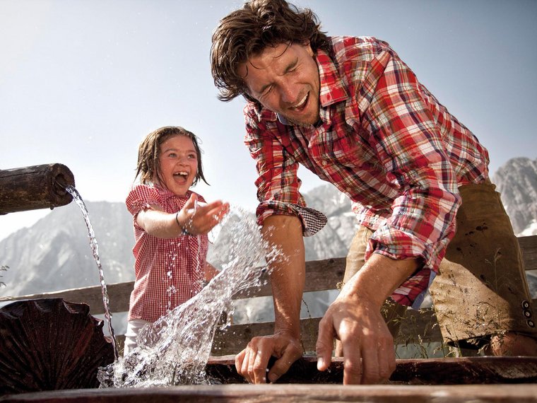 Vater und Tochter am Brunnen