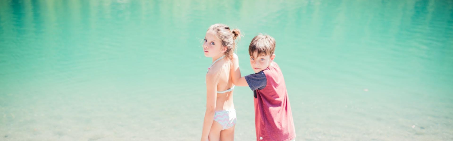 Spiel und Spaß am See Kinder stehen am See-Strand