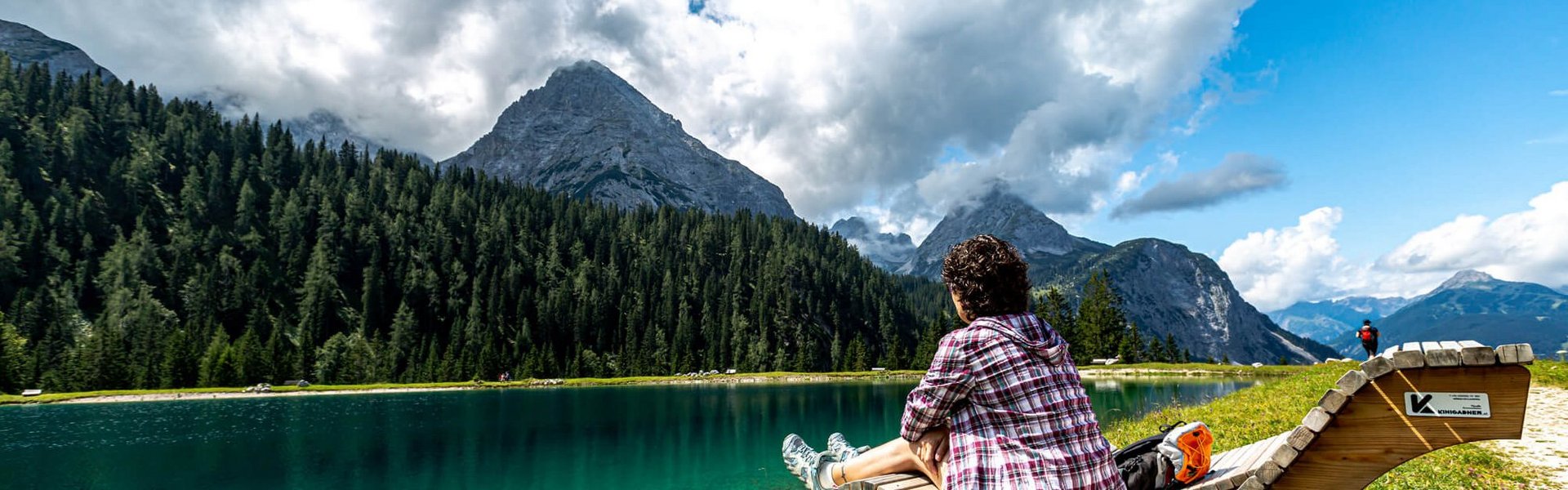 Aussicht auf einen See in den Bergen