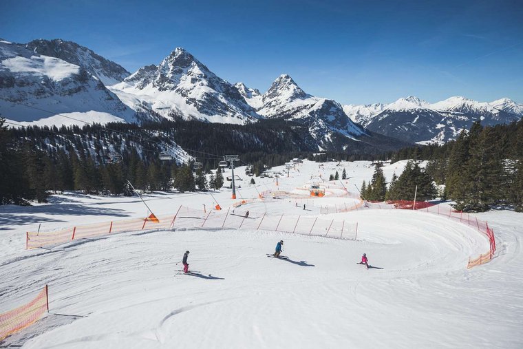 Familypark mit Skifahrern