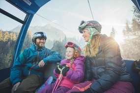 Ein Spaß für Groß und Klein Familie in der Gondel