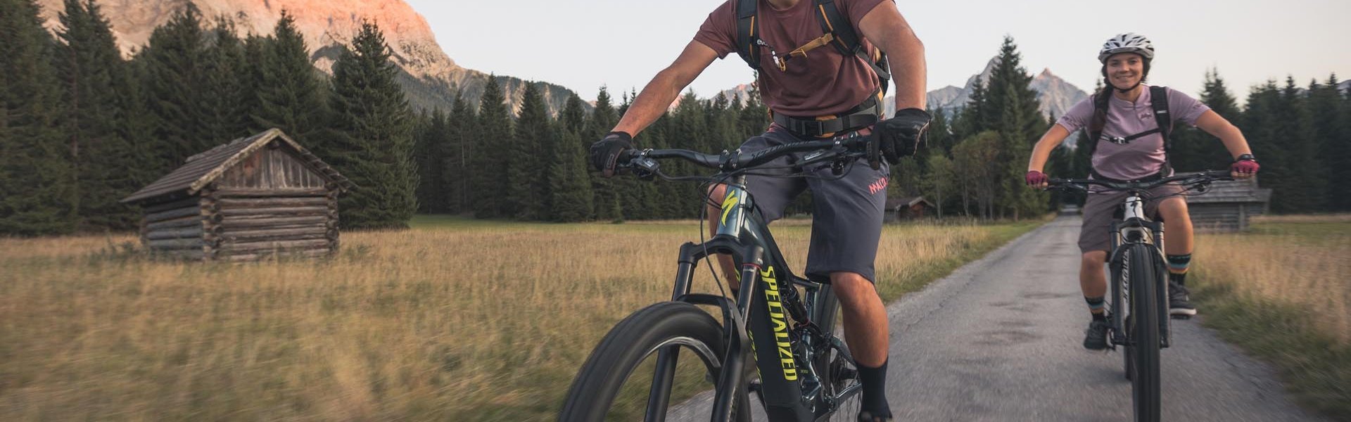 Biken in der Tiroler Zugspitz Arena Paar beim Radfahren