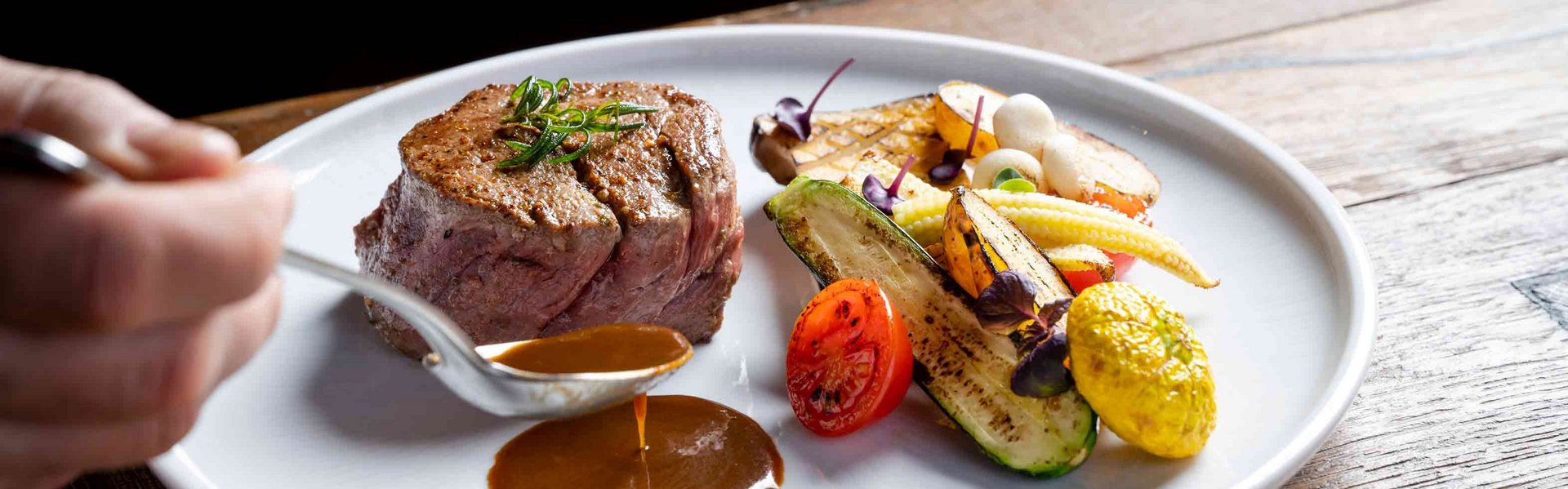 Steak und Grillgemüse mit Sauce