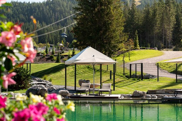 Zugspitz Resort Badesee Blumen im Vordergrund