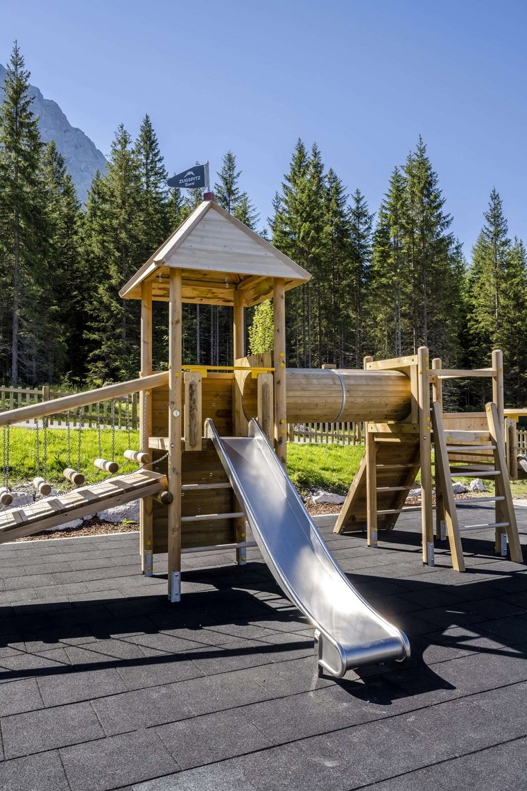 Spielgerüst im Garten des Zugspitz Resort 