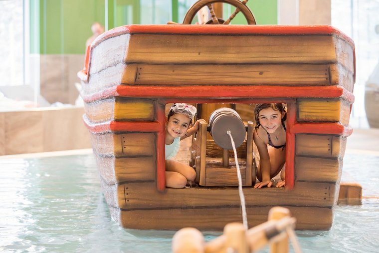 Kinder spielen im Piratenschiff