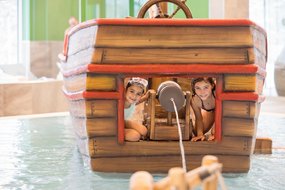 Kinder spielen im Piratenschiff