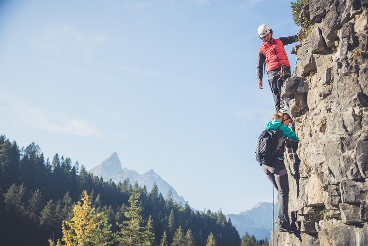 Paar beim Klettern am Felsen