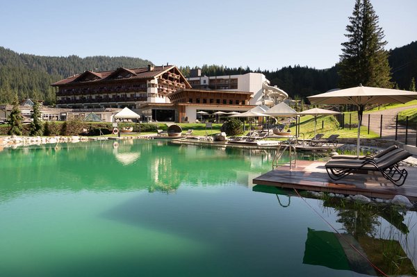 Teich im Garten des Zugspitz Resort 