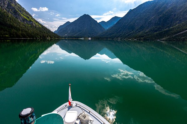 Aussicht auf einen See vom Boot aus