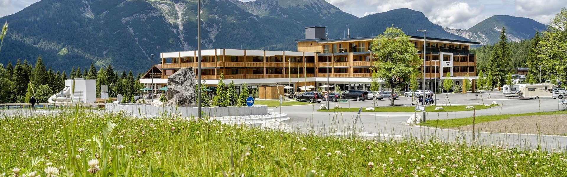 Blick von der Wiese aus aufs Zugspitz Resort 