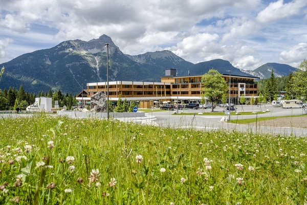 Blick von der Wiese aus aufs Zugspitz Resort 