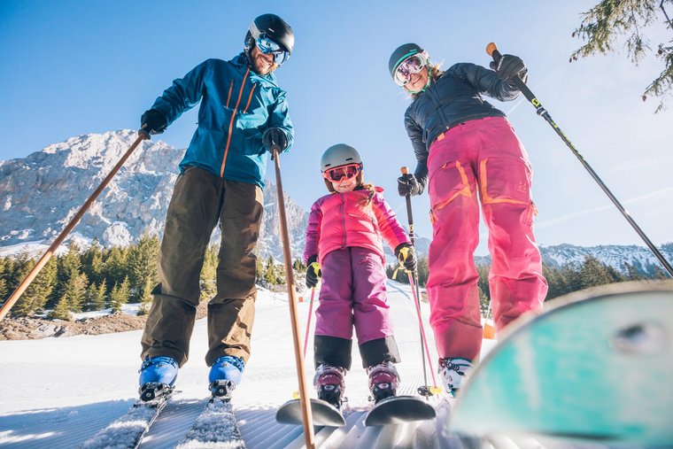 Familie beim Skifahren