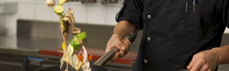 Mitarbeiter der Küche im Zugspitz Resort Koch beim Kochen