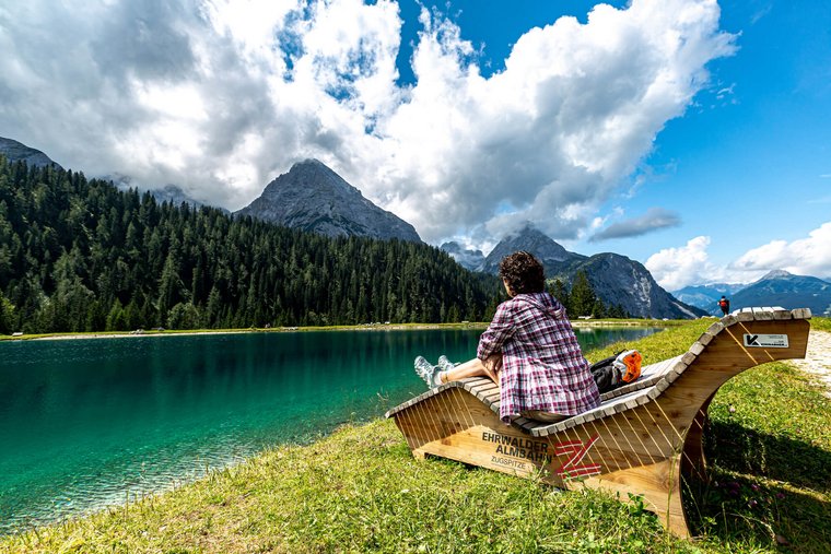 Aussicht auf einen See in den Bergen