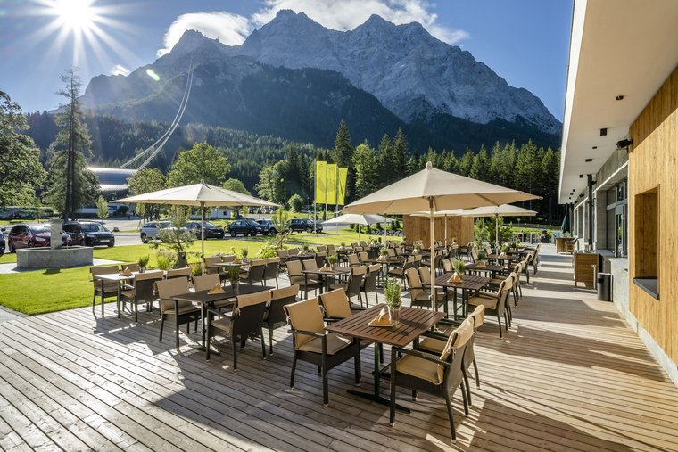 Restaurant-Terrasse mit Tischen