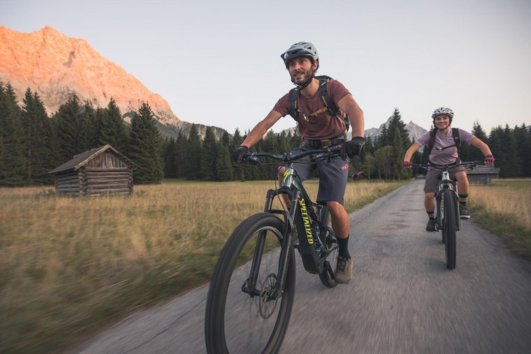 Biken in der Tiroler Zugspitz Arena Paar beim Radfahren
