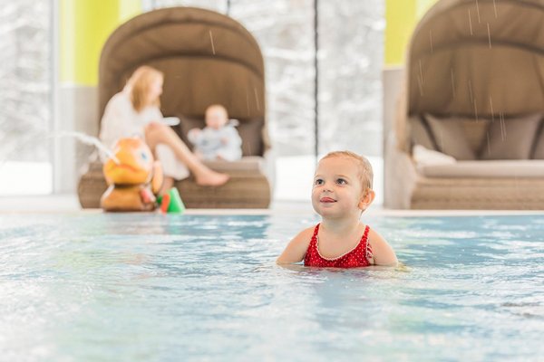 Mädchen im Kinderpool