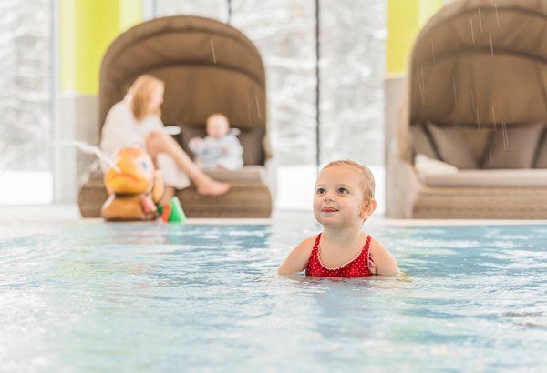 Mädchen im Kinderpool