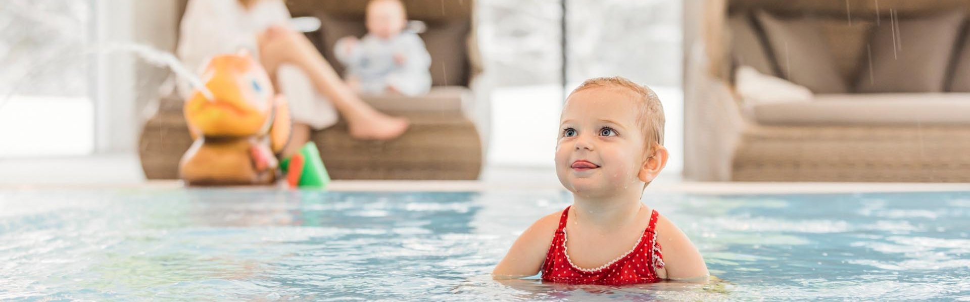 Mädchen im Kinderpool