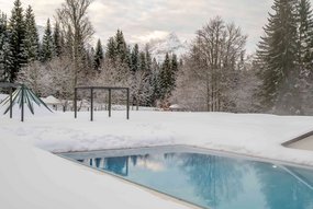 Außenpool im Schnee